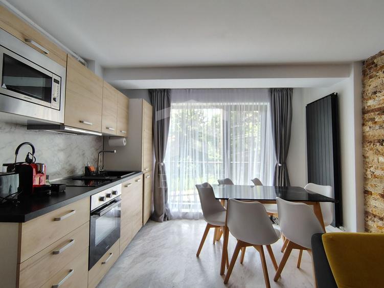 Apartament cu 3 camere decomandat, mobilat în Central
