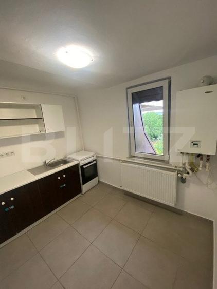 Apartament cu 3 camere semidecomandat în Est