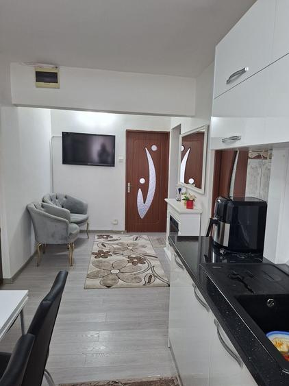 Apartament cu 3 camere decomandat în Petros