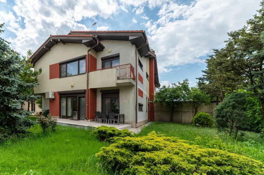 Casă individuală cu 5 camere cu Teren 500 Mp în Lazu