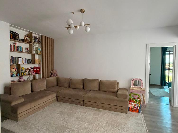 Apartament cu 3 camere decomandat în Sisești