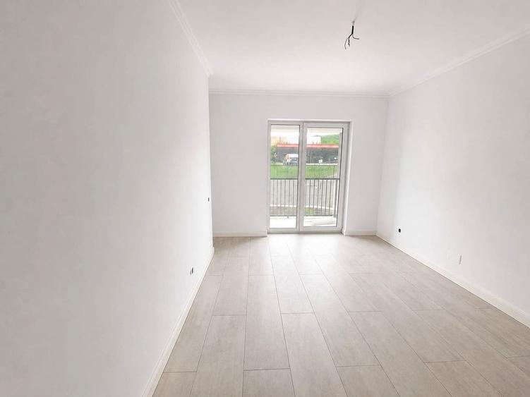 Apartament cu 4 camere semidecomandat în Florești