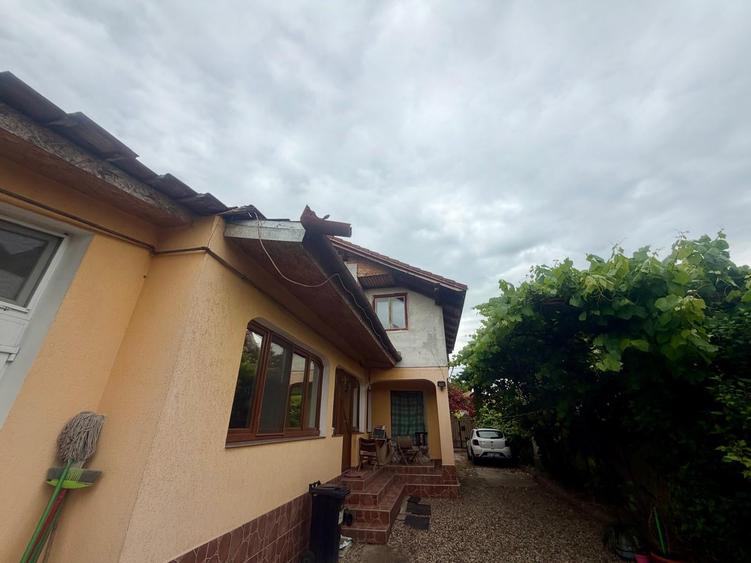 Casă individuală cu 9 camere cu Teren 600 Mp în Central