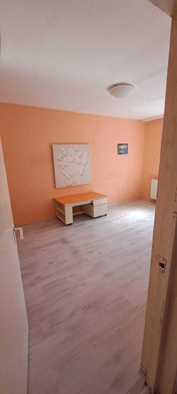 Apartament cu 3 camere decomandat în Astra