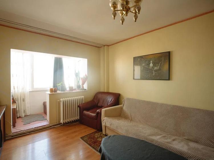 Apartament cu 4 camere semidecomandat, mobilat în Mărgeanului