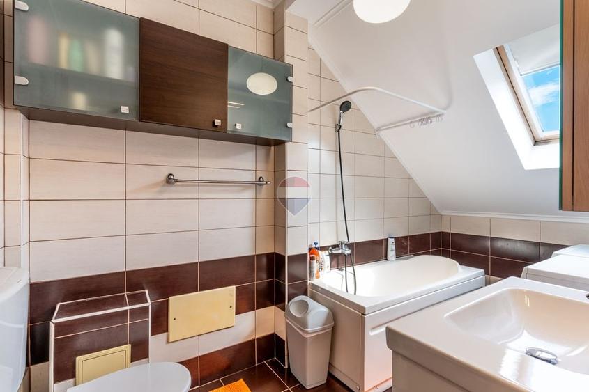 Apartament cu 4 camere semidecomandat, mobilat în Europa