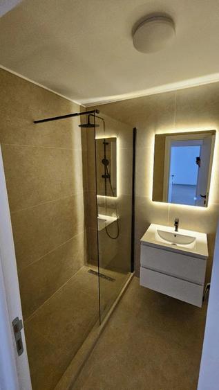 Apartament cu 6 camere decomandat în Drumul Taberei