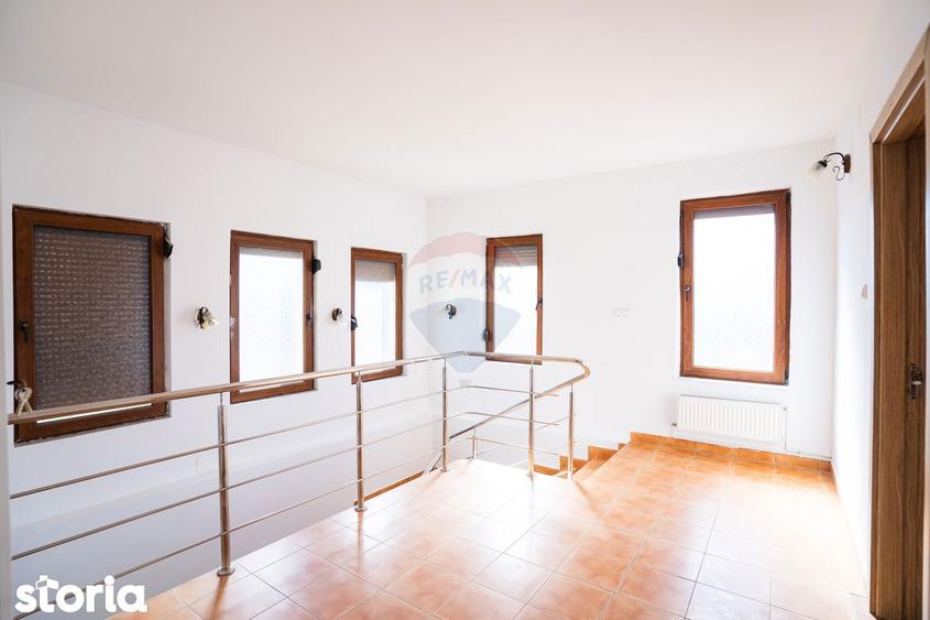 Casă cu 6 camere cu Teren 380 Mp în Găvana
