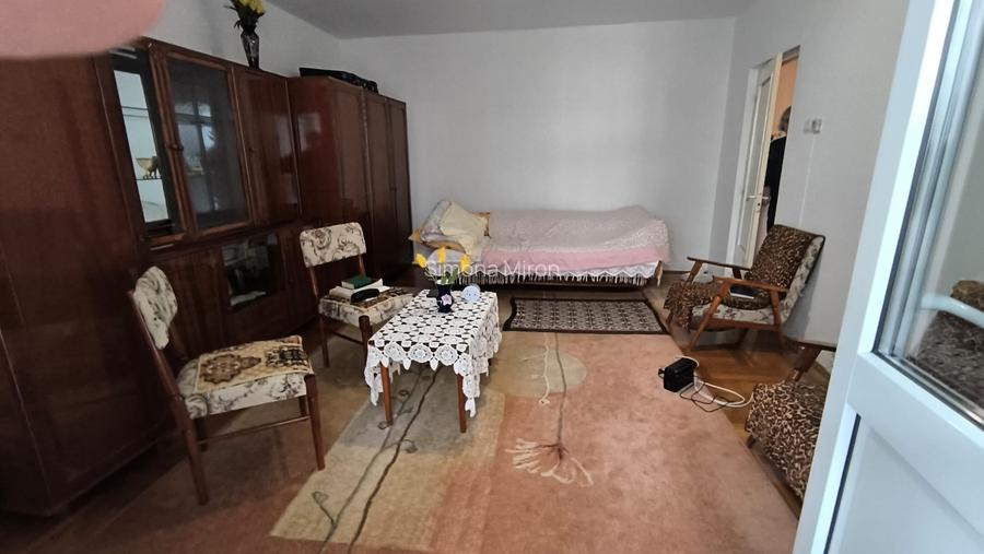 Ap 1 cam decom, et. 3, cu CT, balcon, mobilat clasic, zona Penny-Cl. Floresti