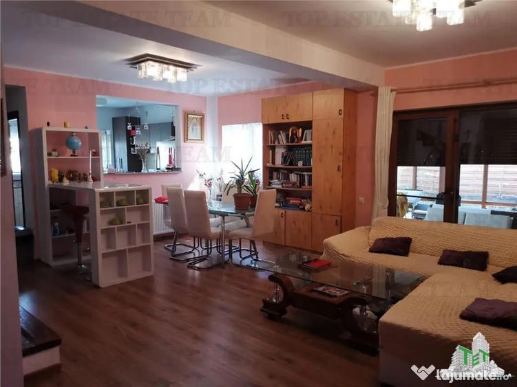 Apartament cu 4 camere decomandat în 1 Decembrie