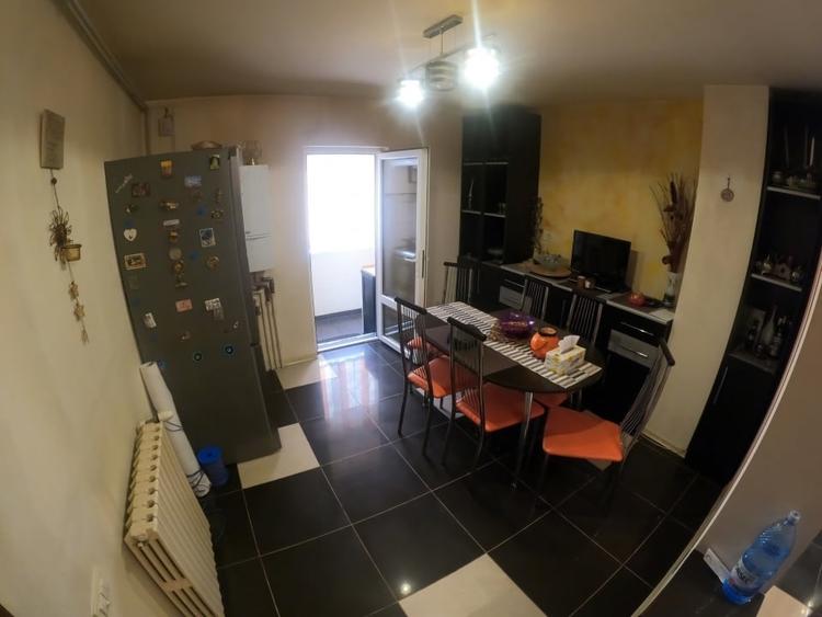 Apartament cu 3 camere decomandat în Central