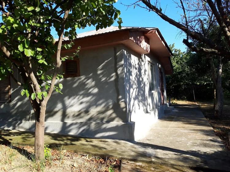 Casă cu 3 camere cu Teren 1000 Mp în Vărăști