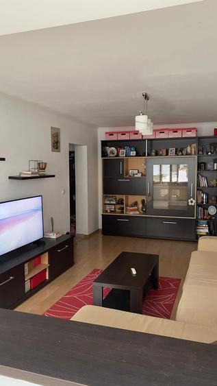 Apartament cu 3 camere semidecomandat în Berceni