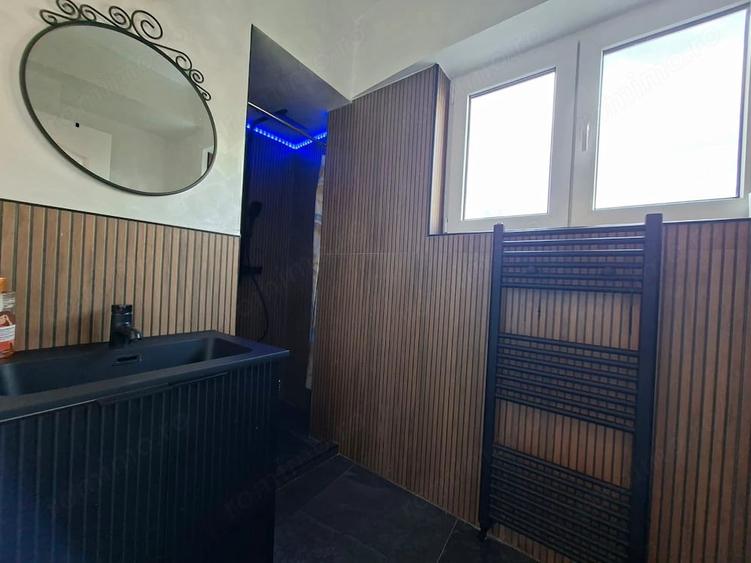 Apartament cu 5 camere semidecomandat în Romană