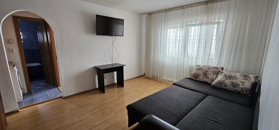 Apartament cu 2 camere semidecomandat, mobilat în Moinești