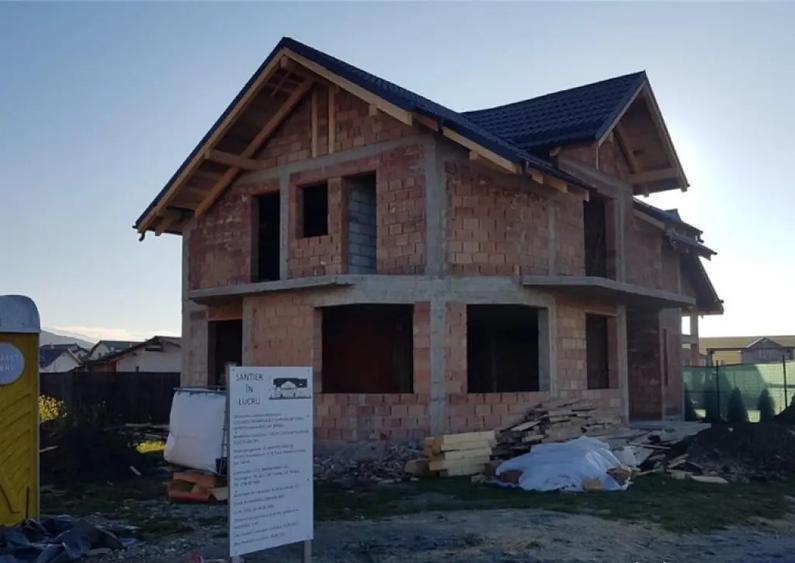 Casă cu 5 camere cu Teren 541 Mp în Central
