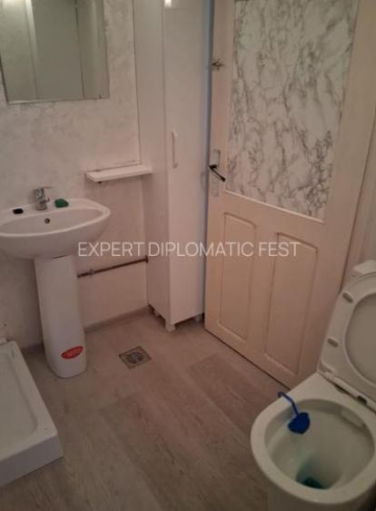 Casă cu 8 camere cu Teren 132 Mp în Tineretului