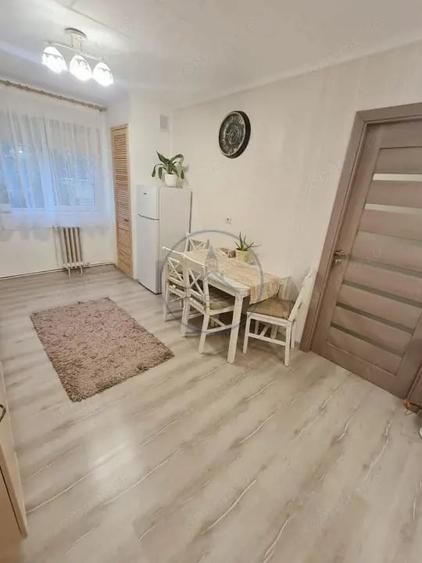 Apartament cu 3 camere semidecomandat, mobilat în Central