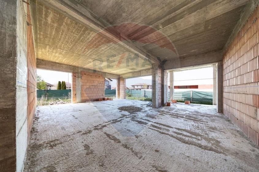 Casă individuală cu 8 camere cu Teren 815 Mp în Exterior Vest