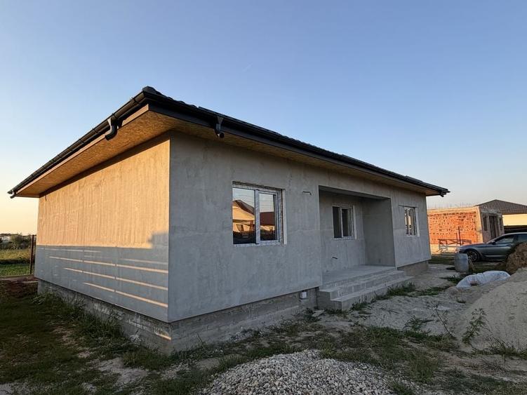 Casă cu 4 camere cu Teren 500 Mp în Joița
