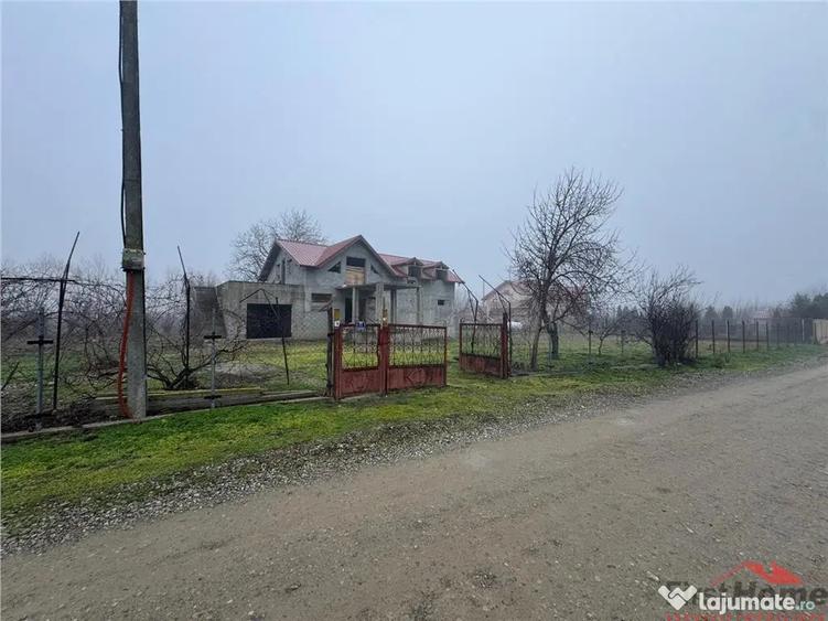 Casă cu 4 camere cu Teren 2000 Mp în Rădulești