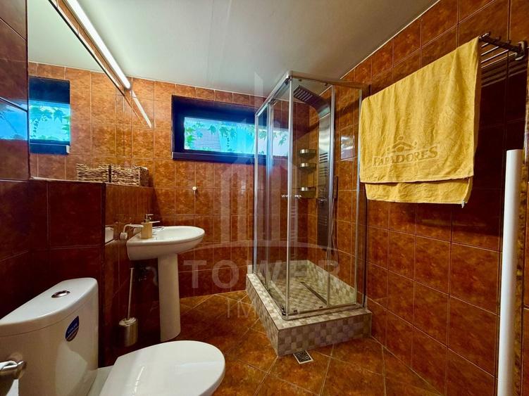 Casă individuală cu 8 camere cu Canalizare în Central