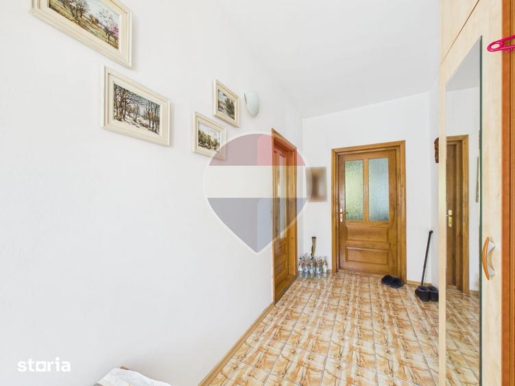 Casă cu 6 camere cu Teren 2208.64 Mp în Central
