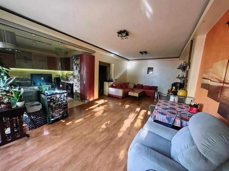 Apartament cu 3 camere decomandat în Uverturii