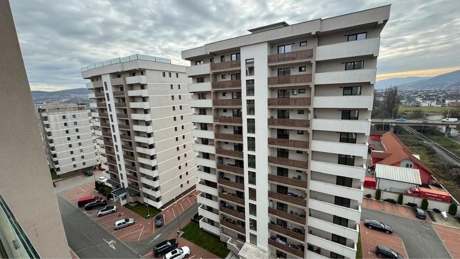 Apartament cu 3 camere decomandat în Exterior Vest
