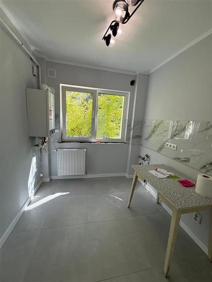Apartament cu 3 camere semidecomandat în Tătărași