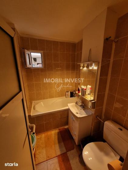 Apartament cu 4 camere decomandat în Cetate