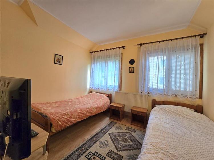Casă individuală cu 6 camere cu Teren 1761 Mp în Izlaz