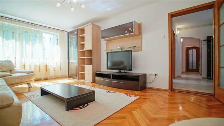 Apartament cu 3 camere decomandat, mobilat în Centrul Civic