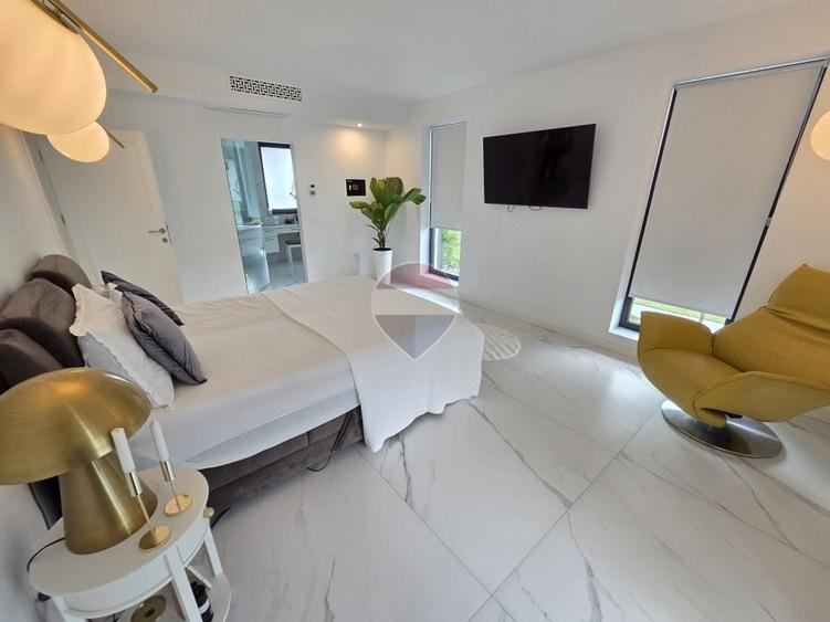 Casă individuală cu 7 camere cu Piscina în Est