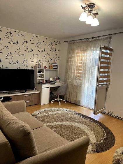 Apartament cu 3 camere decomandat în Micro 12