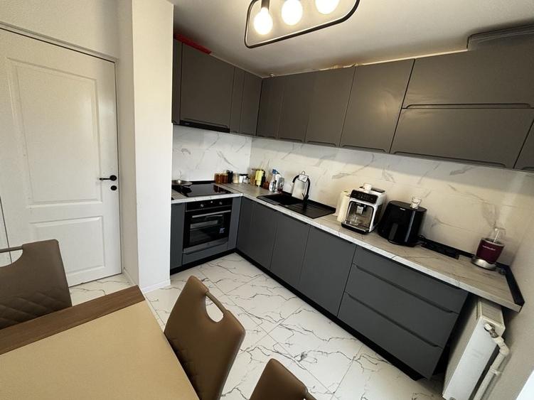 Apartament cu 3 camere decomandat în Buzaului