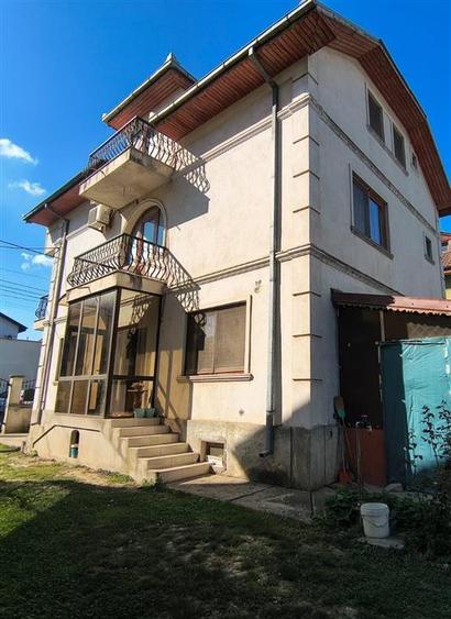 Casă cu 7 camere cu Teren 400 Mp în Lazu