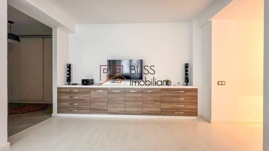 Apartament cu 3 camere semidecomandat în Sisești