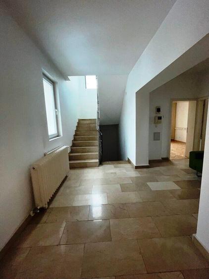 Casă individuală cu 16 camere cu Canalizare în Băneasa