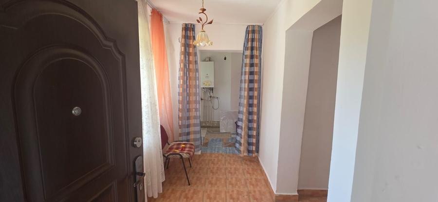 Casă cu 4 camere semidecomandat în Central