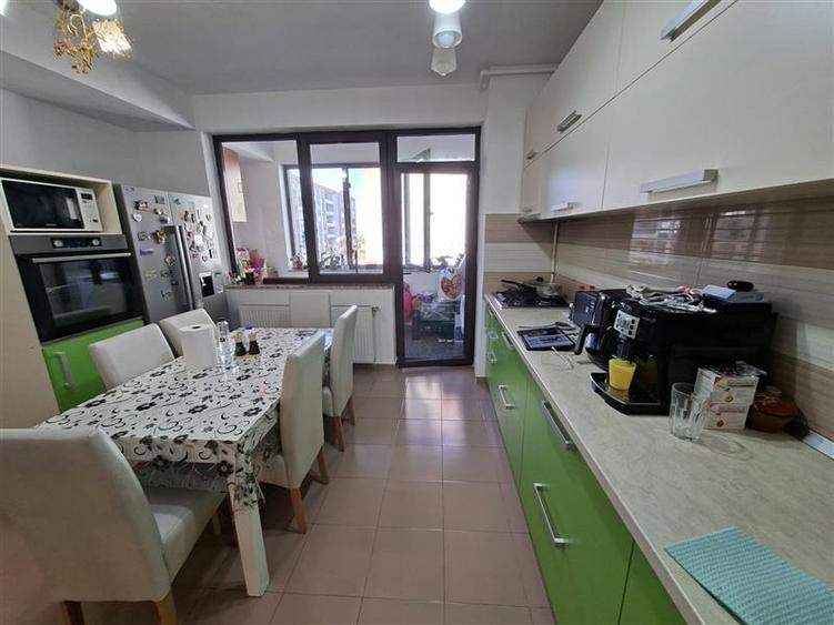 Apartament cu 3 camere nedecomandat, mobilat în Tractorul