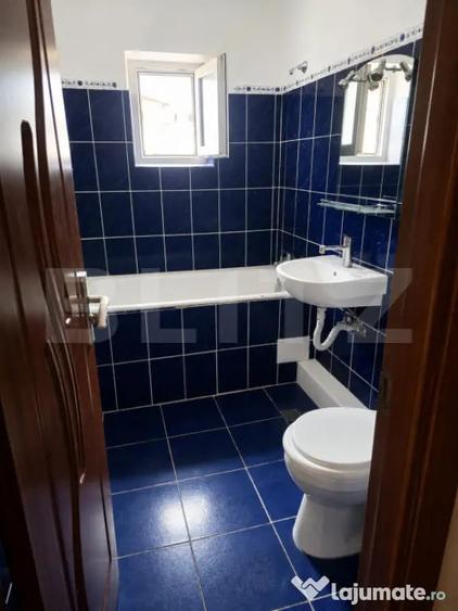 Apartament cu 3 camere decomandat în Micro 12