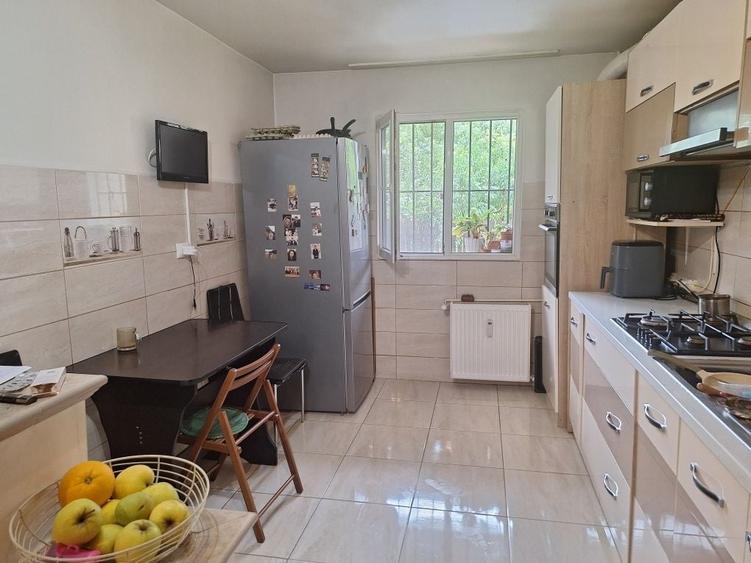 Apartament cu 4 camere decomandat, mobilat în P-ța Gorjului