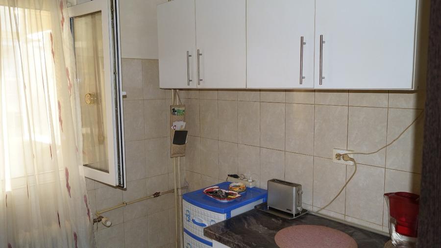 Apartament cu 3 camere decomandat în Dristor