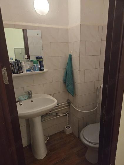 Apartament cu 3 camere decomandat, mobilat în Rovine