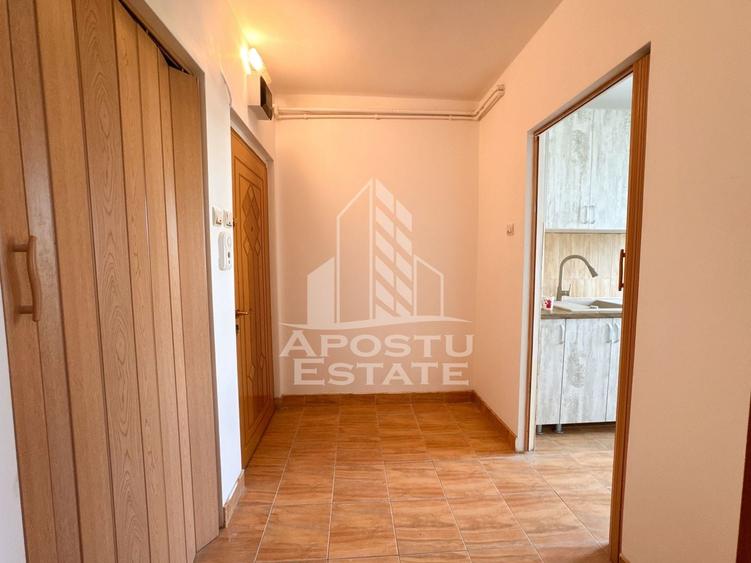 Apartament cu 2 camere semidecomandat, mobilat în Micro 4