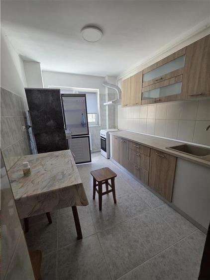 Apartament cu 4 camere semidecomandat în Răcădău