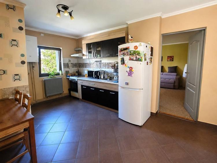 P.f. vand ap. 3 cam decomandat pe Str. Barsei, cu doua balcoane - 3