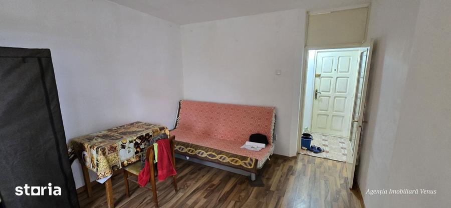 Garsonieră decomandată în Central