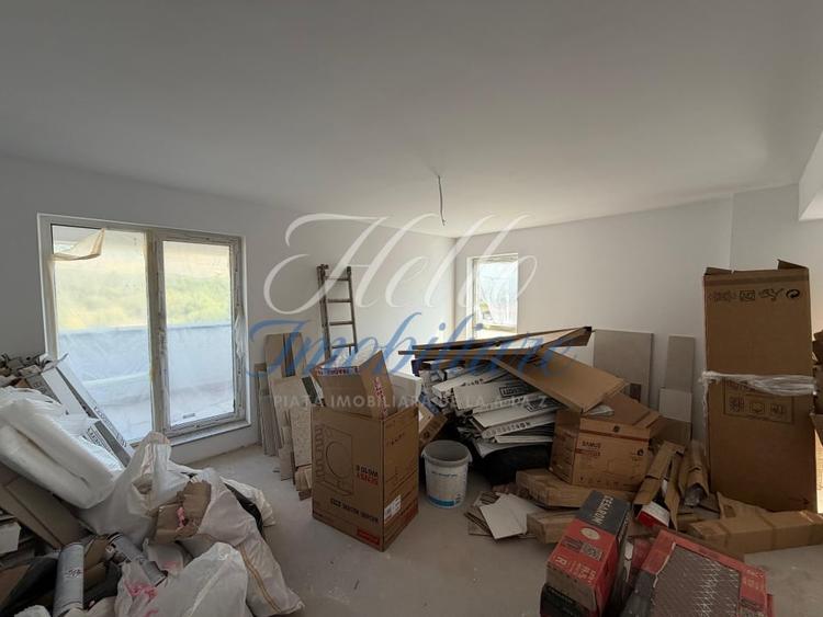 Apartament cu 4 camere semidecomandat în Florești